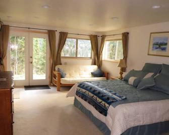 Luxury Space with Wilderness Views - Cooper Landing - Bedroom