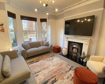 Fabulous 4 Bedroom Home in Manchester - Mánchester - Sala de estar