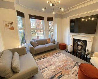 Fabulous 4 Bedroom Home in Manchester - Mánchester - Sala de estar