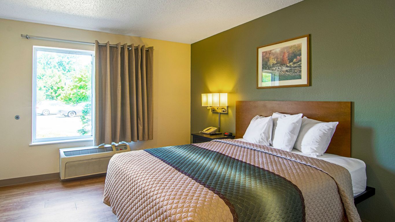 HomeTowne Studios by Red Roof Chicago - Waukegan