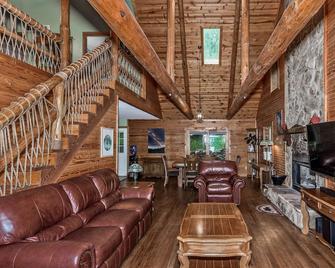 Private cabin 3bed/2bath 15 min to STL & Scott’s AFB - Swansea - Living room
