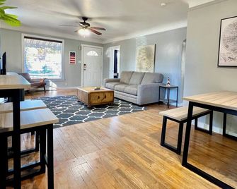 The Travelers Retreat: King, Queen, Twins, Laundry, pets welcome! - Twin Falls - Living room