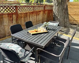 Lakeside Villa & Nordic Spa - Boutique motel with beach access - Penticton - Innenhof