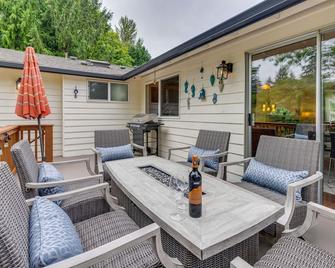 Kenmore Retreat with Shared Hot Tub - 1 Mi to Lake! - Kenmore - Patio