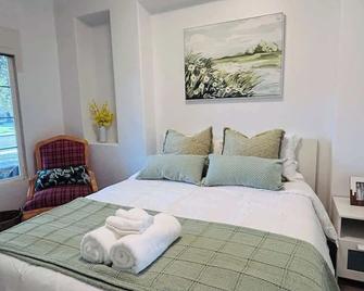 #Marbella Lane - Lit & Laid Back Eastvale Home - Corona - Bedroom