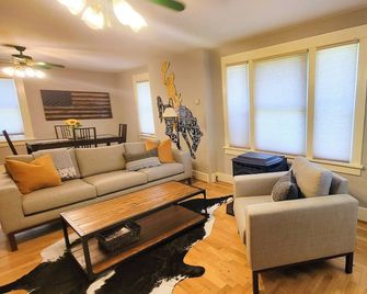 Cottonwood Cottage- Walk to historic Downtown Cody, private yard - Cody - Living room