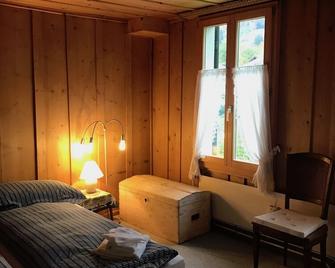Attic flat with a view of Lake Thun and the mountains. - Leissigen - Habitación