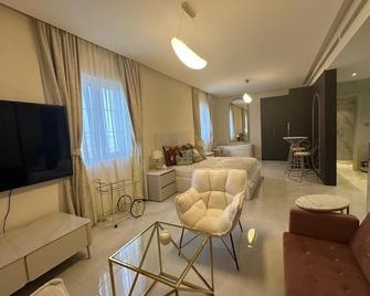 4 Bedrooms Luxury Villa, Beach and Pool Access, Jacuzzi, Sauna, Bar, Tennis - Al Jazīrah al Ḩamrā’ - Living room