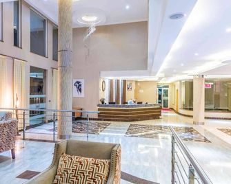 Three Steers Hotel - Meru - Lobby