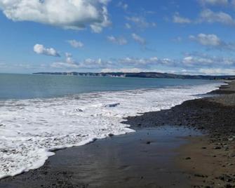 Secluded Riverside Cottage set in native garden. - Te Awanga - Beach