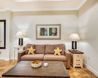 2br Beach Club – Heated Pool, Hot Tub & Beach - Sarasota - Olohuone