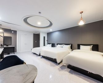 Cheongju Hotel Namuneulbo - Cheongju - Habitación