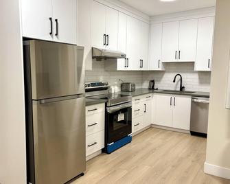 Sunny White Rock 2BR, Steps to Sand, Brand New Stay - White Rock - Keuken