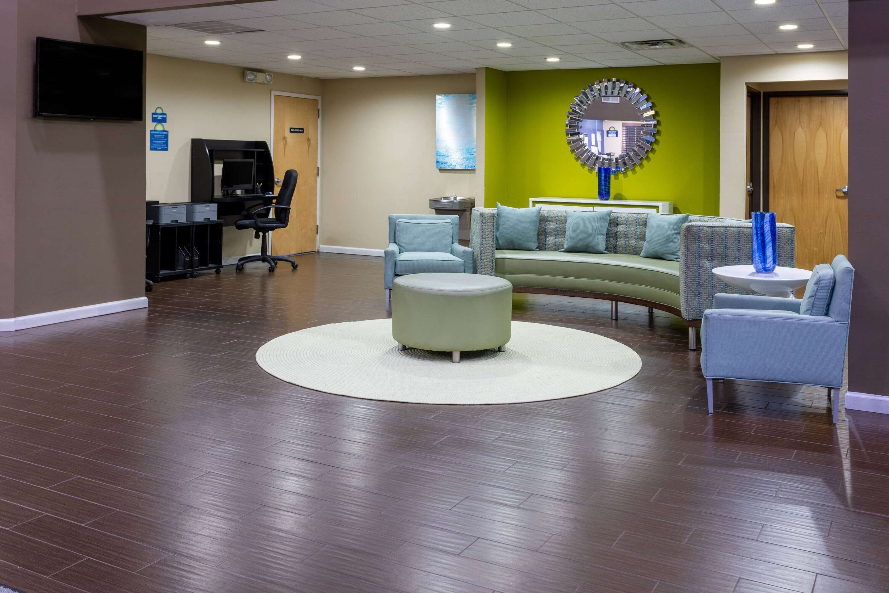 Days Inn & Suites by Wyndham Cherry Hill - Philadelphia - Cherry Hill - Area lounge