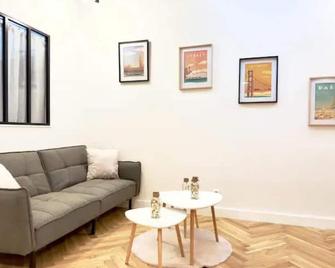 Spacieux appartement proche de Paris Stade de France Métro - Aubervilliers - Living room
