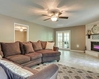 Peaceful Lucedale Hideaway on Private Acerage! - Lucedale - Sala de estar