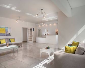 Milos Hotel - Adamantas