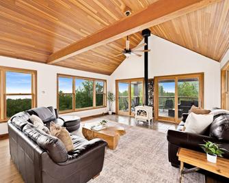 Treehouse Retreat - Wood Burning Sauna - Scenic Views - Sleeps 12! - Tofte - Sala de estar