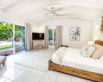 Mango Wood Villa Tropical Coastal living - Clifton Beach - Bedroom