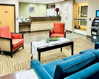 Quality Inn & Suites - Wisconsin Dells - Living room