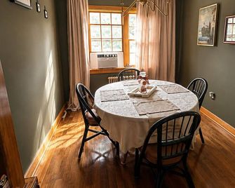 Charming 2-Bedroom Single-Floor Home in Quiet Johnstown Neighborhood - Johnstown - Dining room