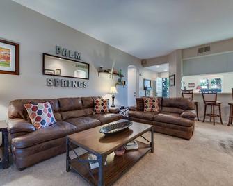 Desert Country Club Paradise! - Cathedral City - Living room