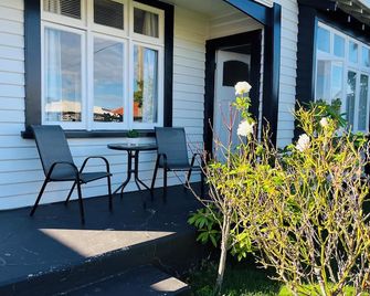 Pretty Villa Close to St Clair Beach private parking - Dunedin - Patio