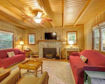 Vintage Snow White Cottage about 2 Miles to Village! - Lake Arrowhead - Sala de estar