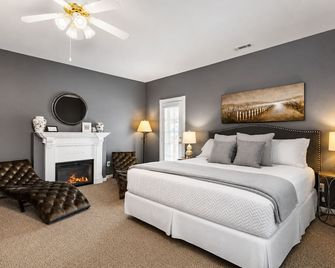 New King Bed, Suite, Downtown Br, Southern Charm Caboose - Blue Ridge