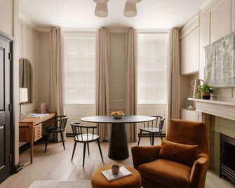 Native Kings Wardrobe, St Pauls - London - Bedroom