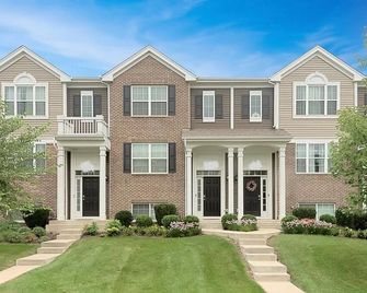 Urban Oasis in Chicago’s Best Suburb - Naperville - Building