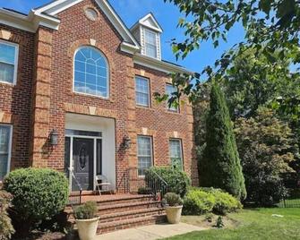 Newly Renovated Modern 2bd/2 FullBath aprt 3Beds/Futon - Manassas - Building