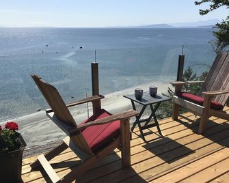 Secluded Sandy Beach All To Yourself! Panoramic Ocean and Mountain views. - Comox - Balcony