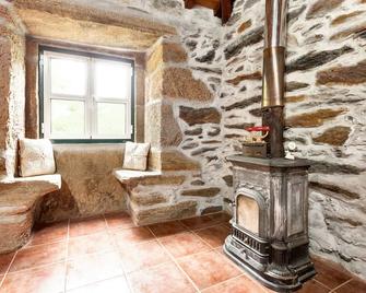 Welcoming House in Amarante with Unfenced Garden - Amarante - Living room