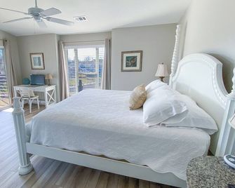 Premium Top Floor, End Unit with Beautiful Waterfront Views of Lake Norman - Cornelius - Bedroom