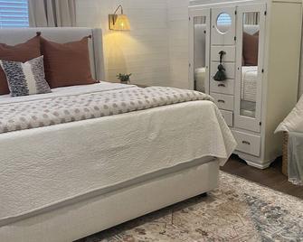 Charming Retreat just 3 miles from the University Of Alabama - Northport - Bedroom