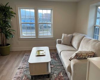 Downtown Kingsport Bungalow 1-bedroom Midterm Rental - Kingsport - Huiskamer