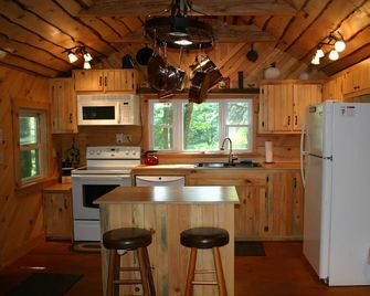 Cozy Cabin - Your Perfect Summer Escape Awaits! - Benton - Kitchen