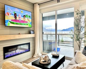 Dreamy Panoramic Lakeview 1 Bedroom plus Den - Harrison Hot Springs - Living room