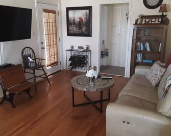 Cute Wine Country Bungalow - Lompoc - Living room