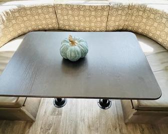 Gennesis RV is located in Lost Pines Near Bastrop Lake - Bastrop - Dining room