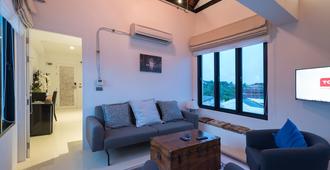 Xinlor House - Phuket City - Living room