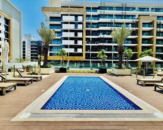 Venduras - Modern Chic Studio in Azizi Riviera - Dubai - Pool