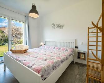 I Laghee Casette Breva E Tivano -Garden-Parking-Lake View - Bike Friendly Holiday House - Colico - Schlafzimmer