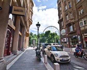 Sasone & Sas Two & Sas Ho - Budapest - Outdoor view