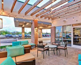 Courtyard by Marriott Long Island Islip/Courthouse Complex - Central Islip - Patio