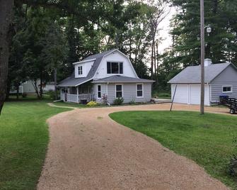Shawano WI Wolf River home with lake access via Shawano Lake Channel - Shawano - Будівля