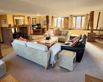 Spacious converted barn perfect for families! - Petworth - Huiskamer