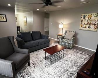 Austin Oasis - Angleton - Living room