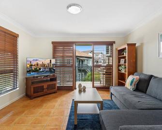 Charming 2-Bed Apartment with City Views - בריסביין - סלון